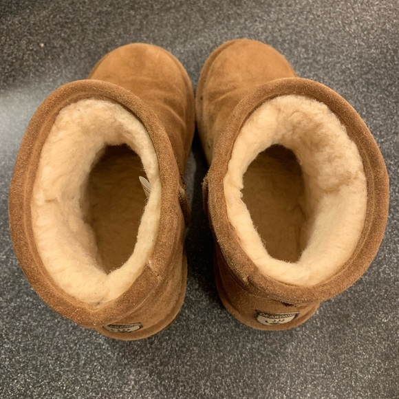Youth size 1 bear paw boots. Used. Great condition - Picture 3 of 6